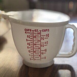 Tupperware 4 Cup Measure with Lid